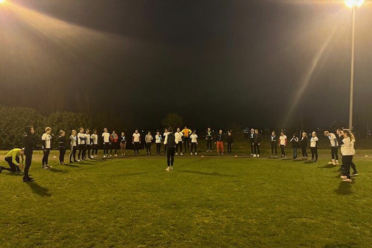 Medewerkers op een sportveld